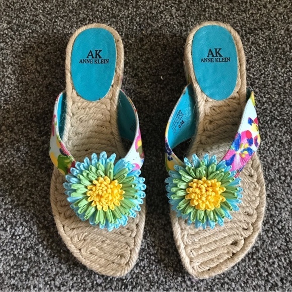 Anne Klein Women’s Flower Sandals / Flip flops - Peggy - Never Worn -Size 6M